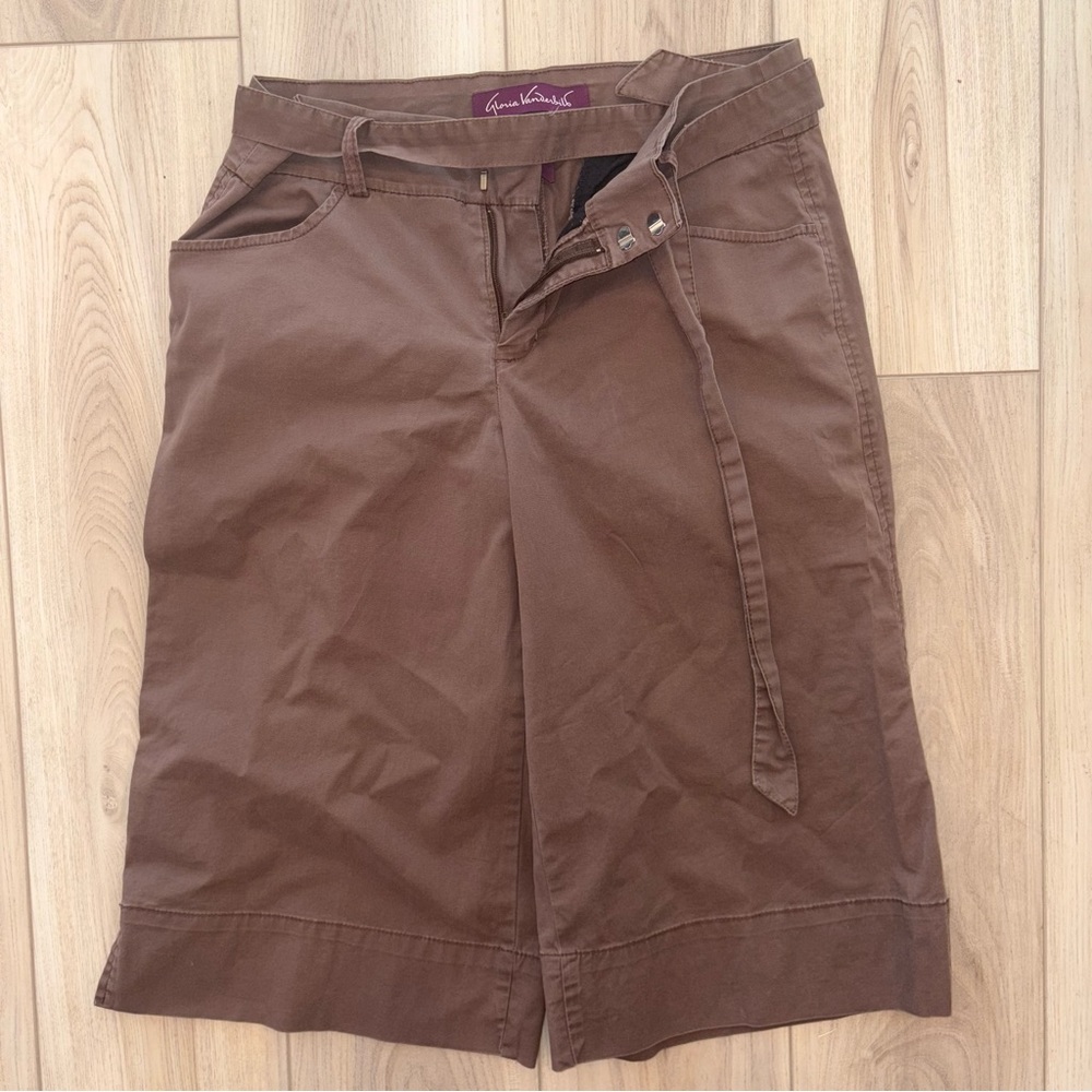 Gloria Vanderbilt brown Bermuda shorts with belt-size 8